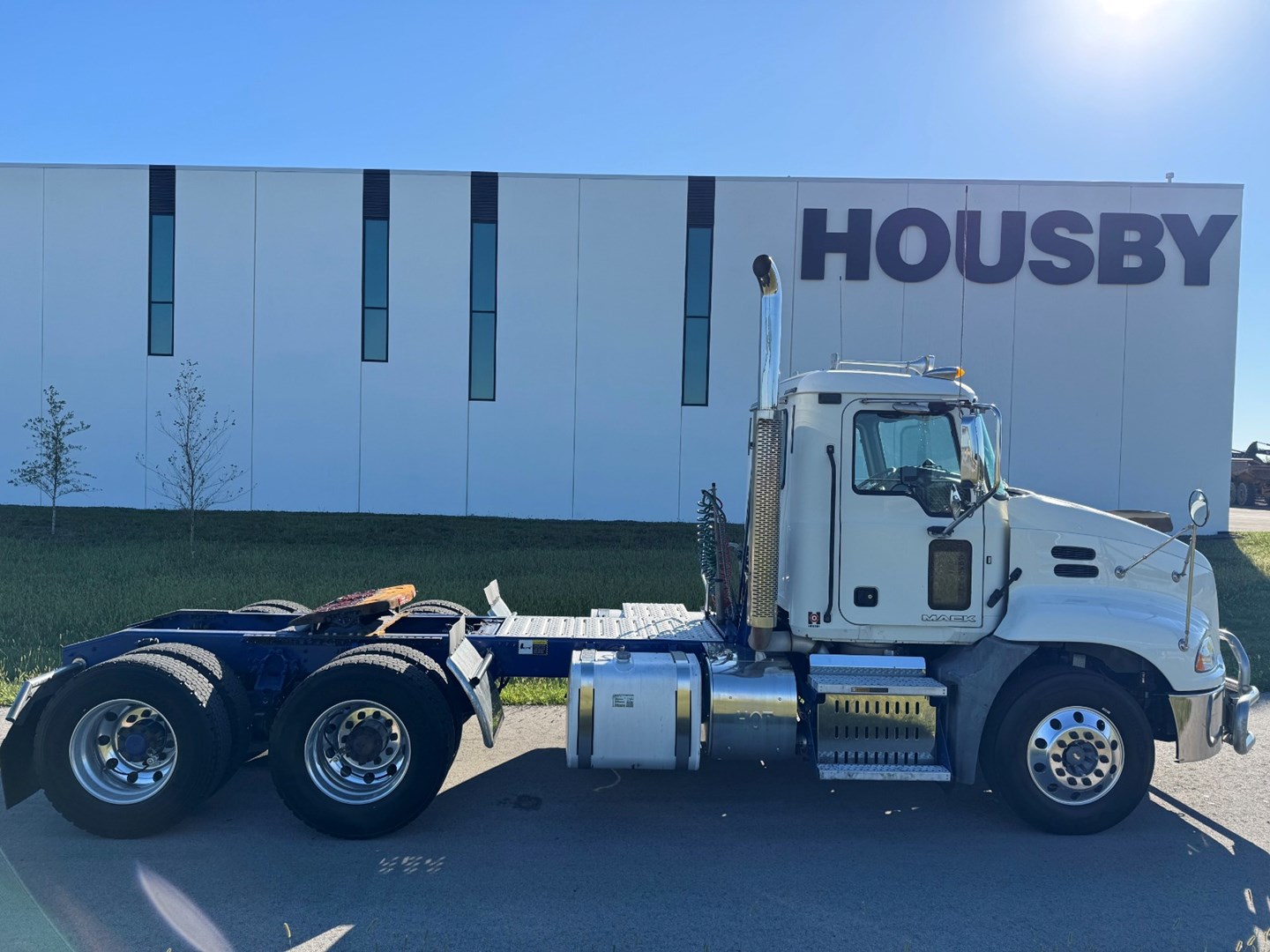 2016 Mack Day Cab - image 7